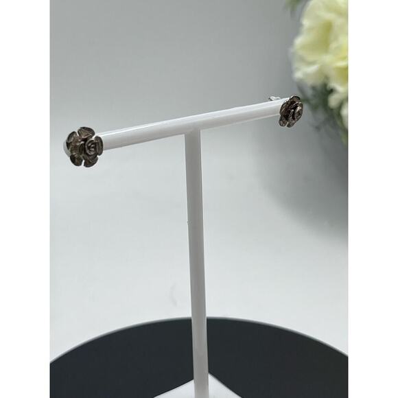 BY 925 Signed Sterling Silver Etched Rose Diamond Cut Flower Stud Earrings - Picture 3 of 13